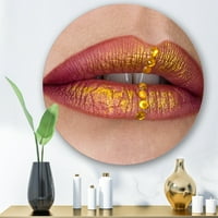 DesignArt „Womanената усни одблизу со црвен кармин, златна боја“ модерна метална wallидна уметност - диск